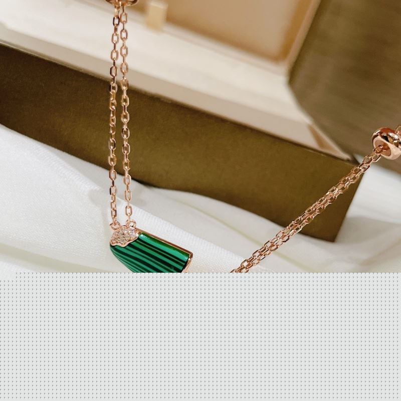 Bo*te*ga venenta necklaces